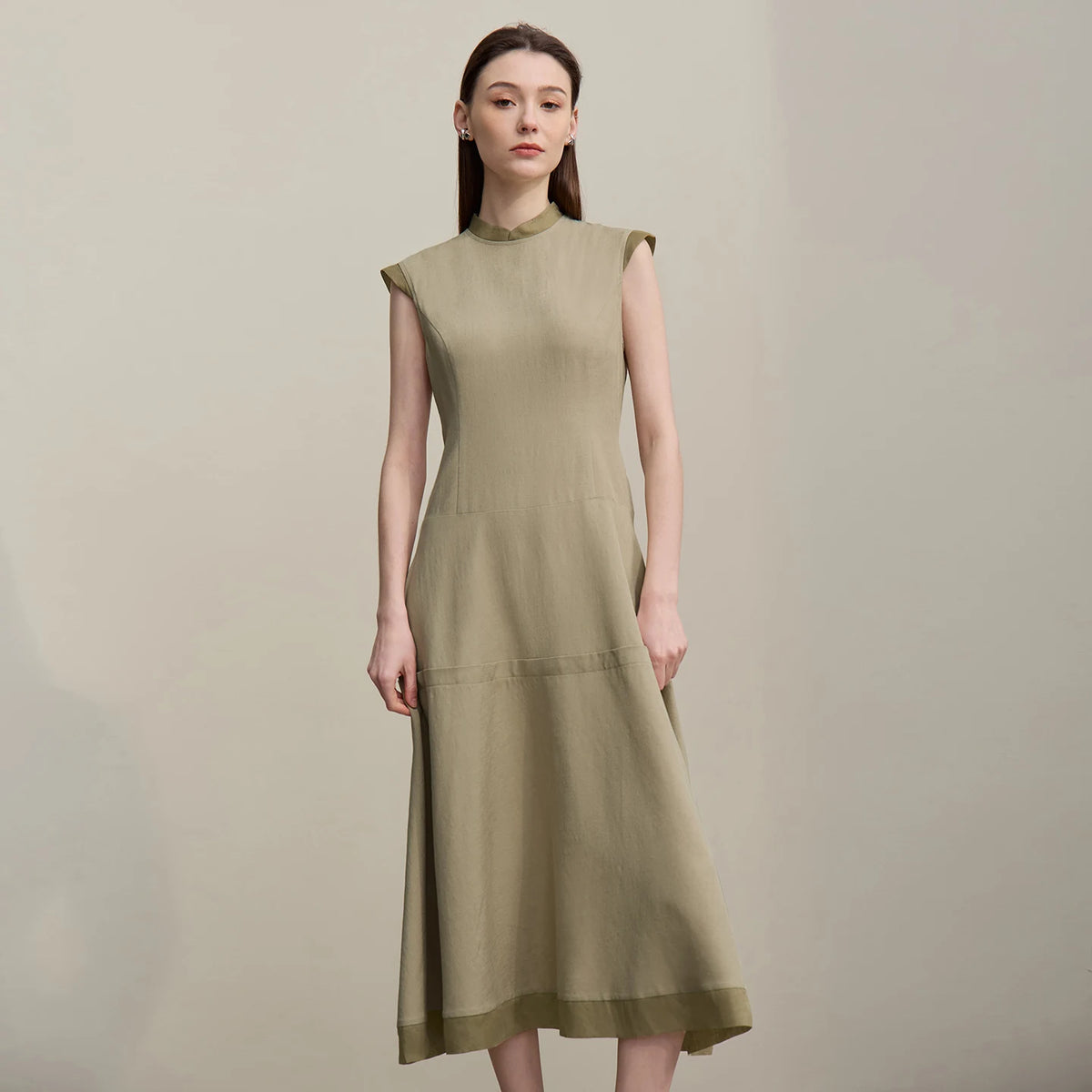 Ärmelloses Damen-Midikleid in Oliv mit Stehkragen und leicht ausgestelltem Rock