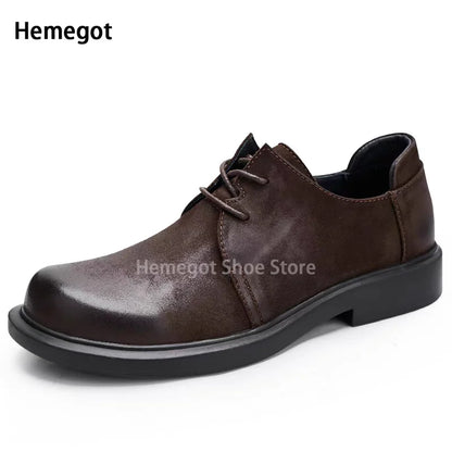 Herren-Lederschuhe mit Schnürung, dunkelbraun, seitliche Ansicht, niedrige Sohle