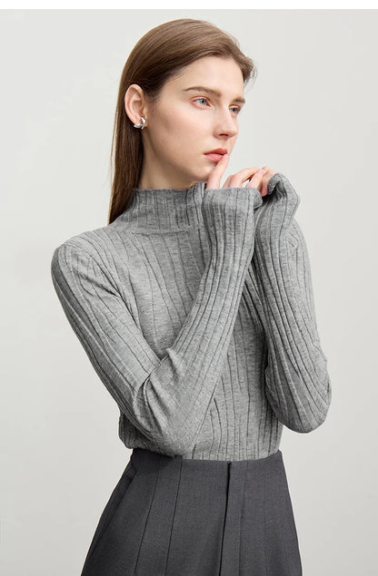 Gestrickter Wollpullover mit Stehkragen, schlank geschnitten, grau