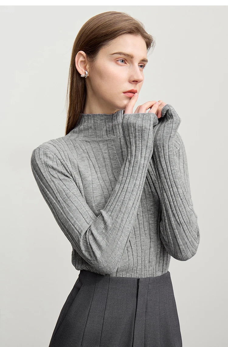 Grau melierter Pullover mit Stehkragen und Zopfmuster-Struktur, langarmig