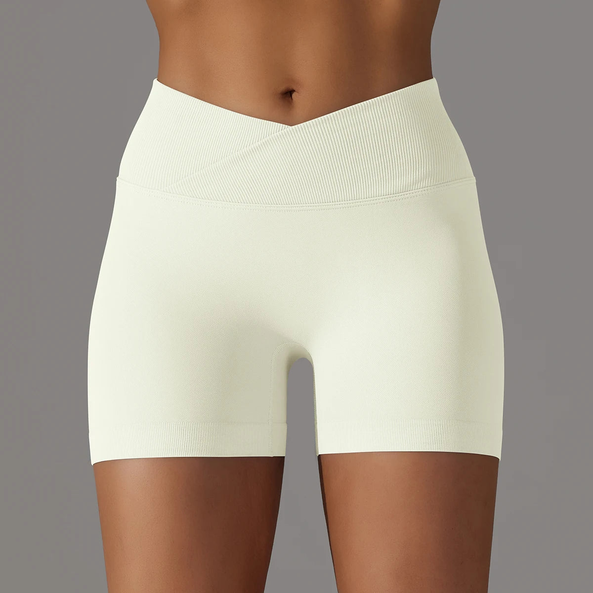 Nahtlose Yoga-Shorts in Ivory mit breitem Bund und glatter Vorderseite