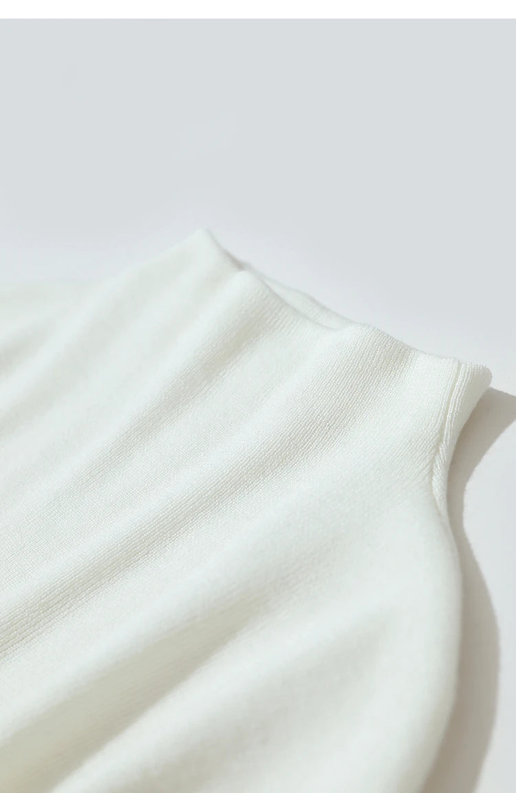 Cremefarbener Strickpullover mit Halb-Rollkragen, gerippten Abschlüssen, langem Ärmel