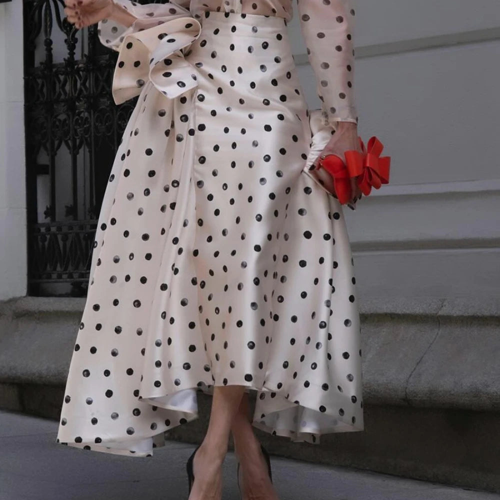 Ärmelloses Damen-Spitzenkleid mit Rundhalsausschnitt und Patchwork-Design – figurbetont und mit Hohldetails.