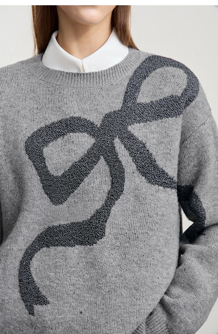 Grau melierter Pullover mit großem dunklem Schleifenmotiv am Vorderteil, Rundhals