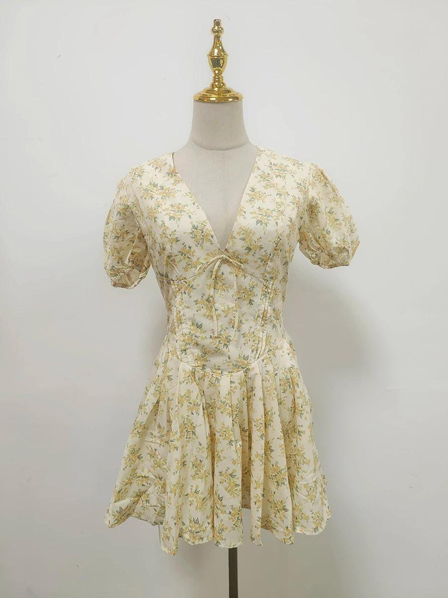 Langes Damen-Patchwork-Kleid mit Rüschen und Falten, Rundhalsausschnitt und langen Ärmeln – ideal für besondere Anlässe.