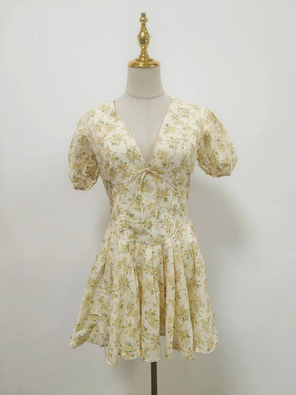 Langes Damen-Patchwork-Kleid mit Rüschen und Falten, Rundhalsausschnitt und langen Ärmeln – ideal für besondere Anlässe.