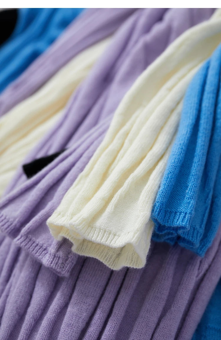 Nahaufnahme Strickpullover: Cremeweiß, Lila und Blau mit geripptem Muster