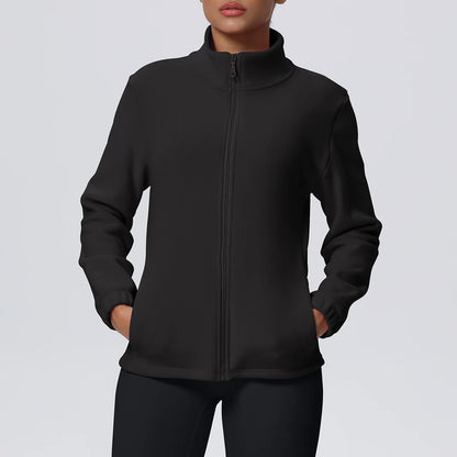 Damen-Outdoorjacke in Schwarz, Frontansicht, durchgehender Reißverschluss, Stehkragen