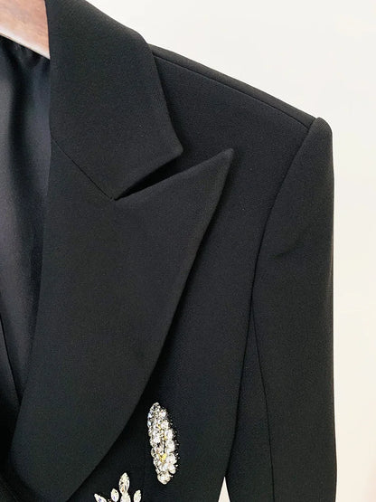 Langes Damen-Patchwork-Kleid mit Rüschen und Falten, Rundhalsausschnitt und langen Ärmeln – einreihig und locker geschnitten.