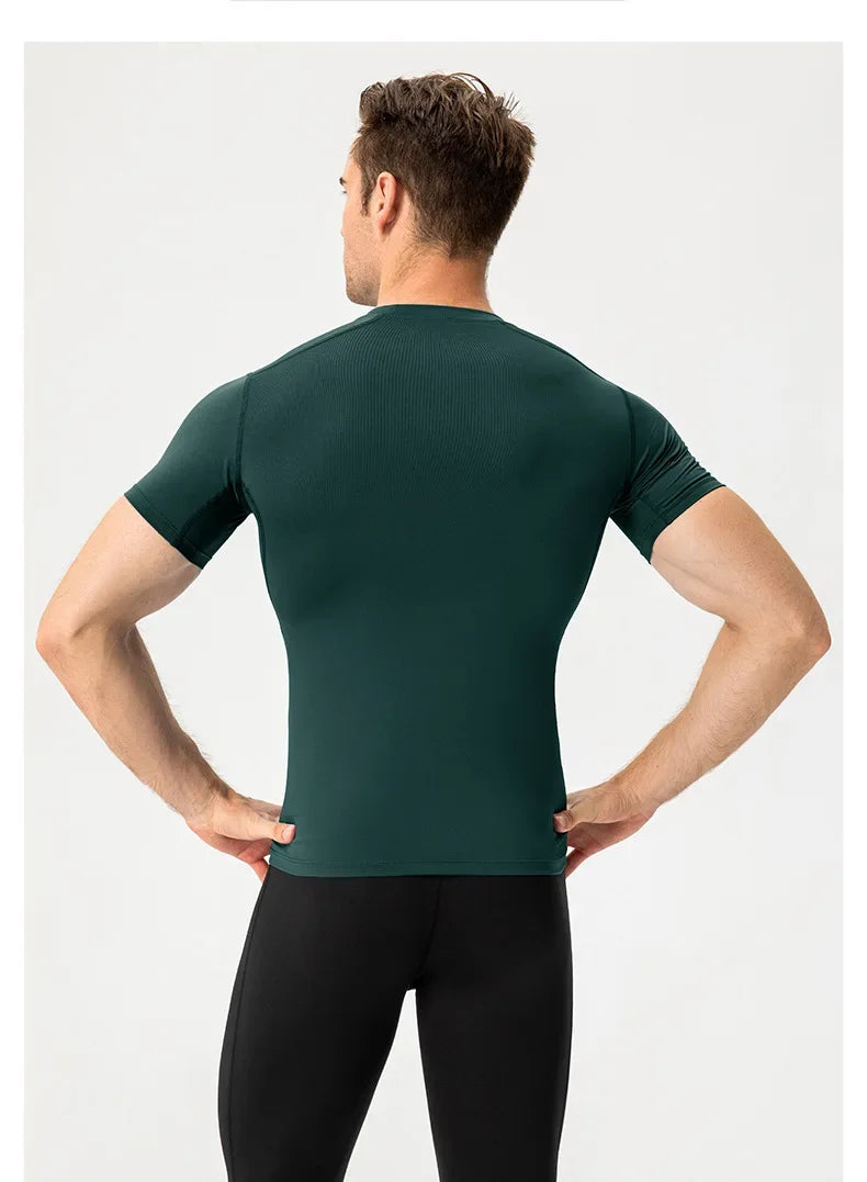 Eng anliegendes Herren-Fitness-Trainingsset mit kurzen Ärmeln – elastisch und schnelltrocknend, ideal für Sport und Laufen.