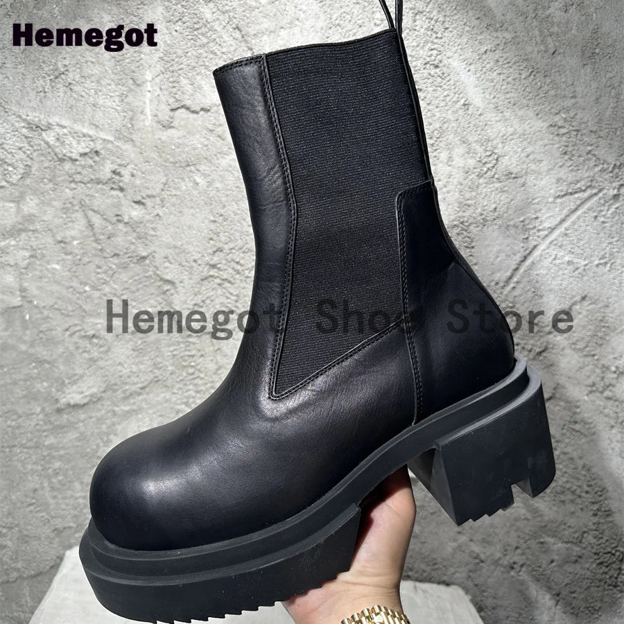 Schwarzer Chelsea-Boot mit breitem Blockabsatz und dicker Laufsohle