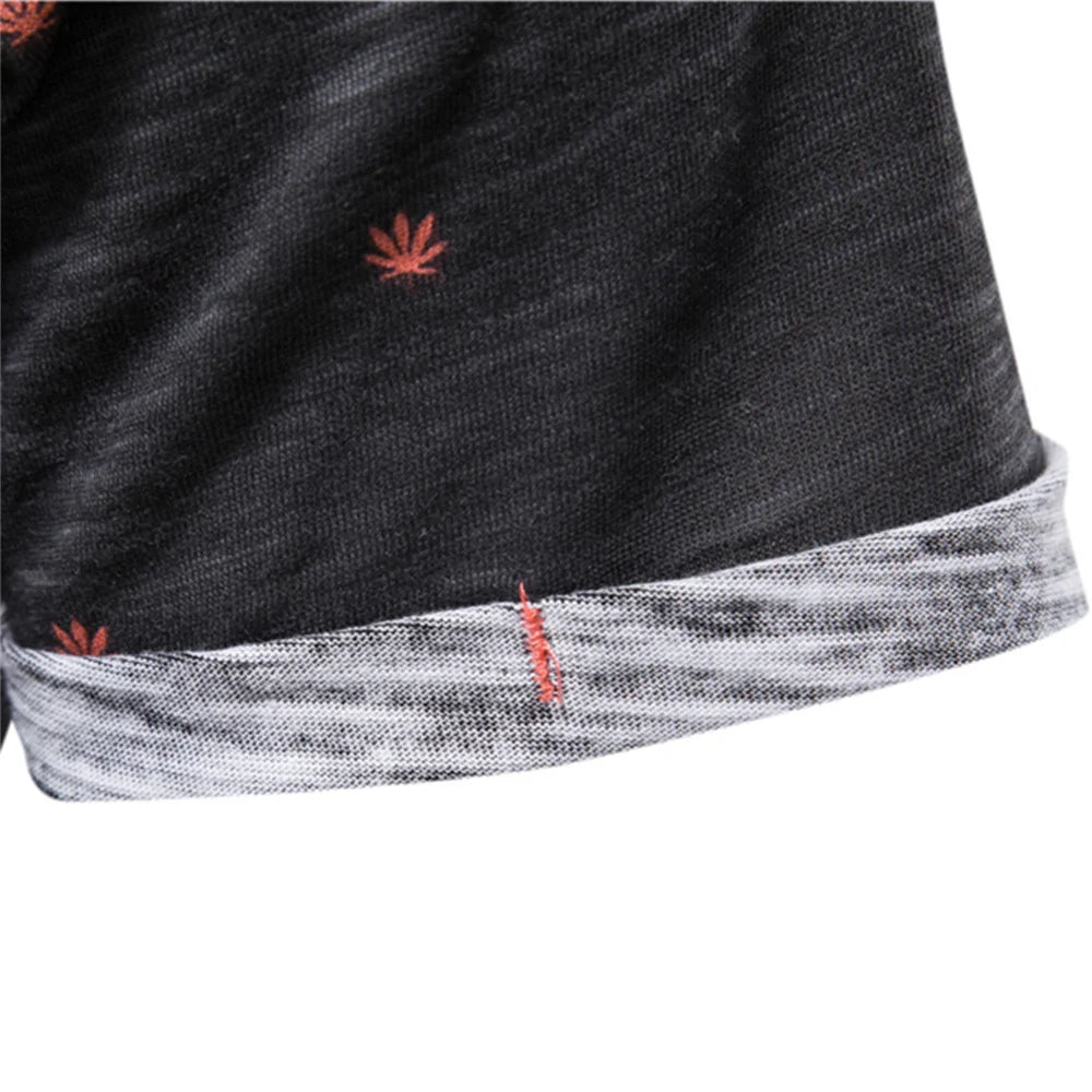 Herren-T-Shirt-Detail am Saum: dunkles Shirt mit weißem Innenband und korallrotem Stich