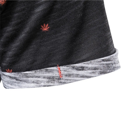Herren-T-Shirt-Detail am Saum: dunkles Shirt mit weißem Innenband und korallrotem Stich