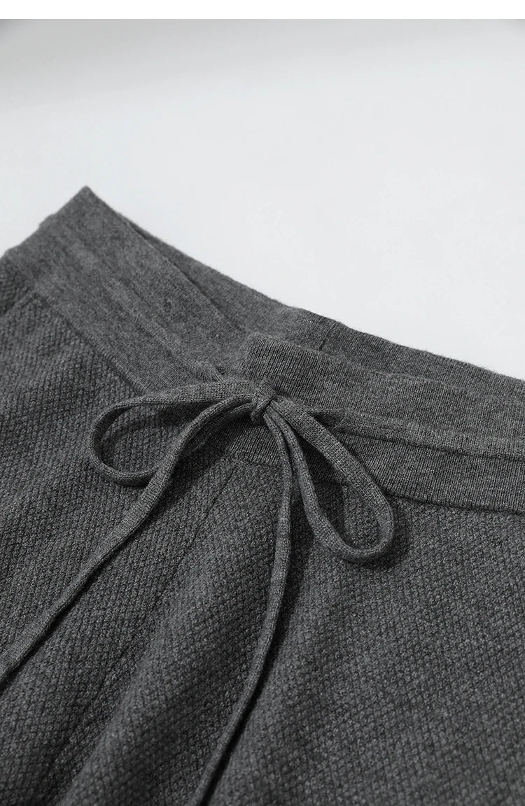Graue Strick-Shorts mit breitem Bund und Bindebändern vorn