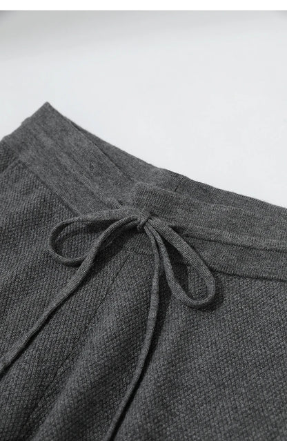 Graue Strick-Shorts mit breitem Bund und Bindebändern vorn