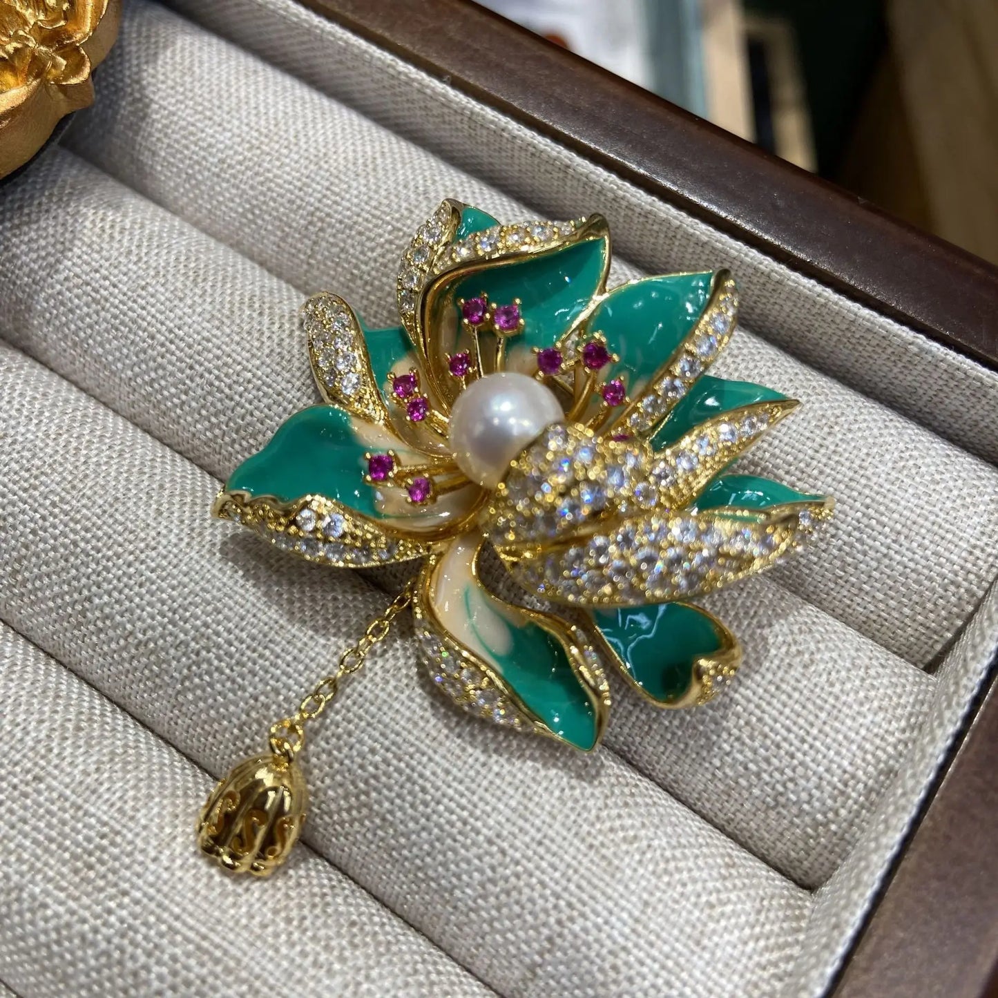 Brosche Blume Perle Emaille Kristall Tropföl Klassisch elegant Damen