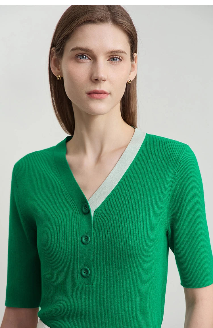 Grüner Damen-Strickpullover mit V-Ausschnitt, Knopfleiste und halben Ärmeln, frontal