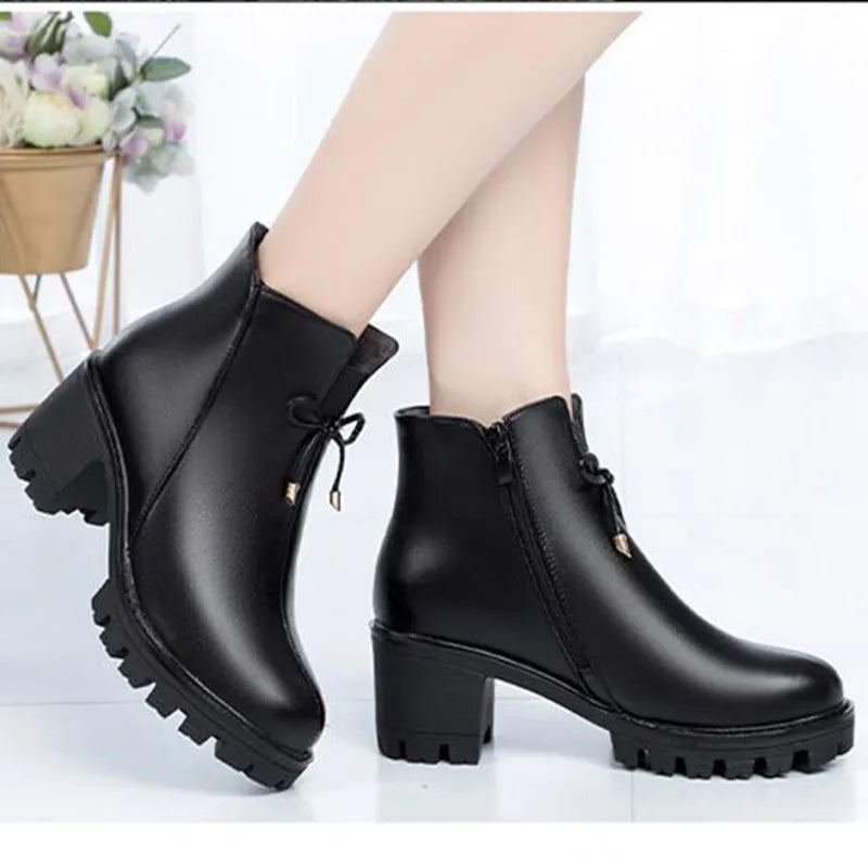Schwarze Winterstiefeletten mit Schnürband, Blockabsatz, Profilsohle und warmem Innenfutter