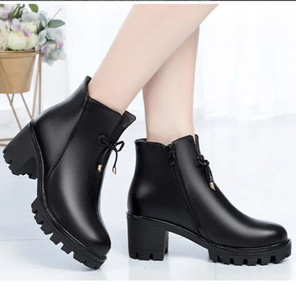 Schwarze Winterstiefeletten mit Schnürband, Blockabsatz, Profilsohle und warmem Innenfutter