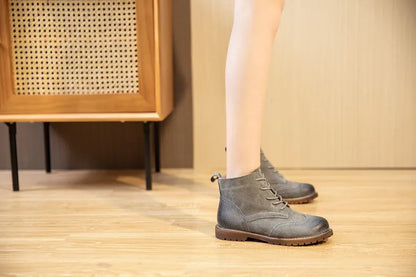 Kurze Schnürstiefeletten aus Leder in dunklem Grau