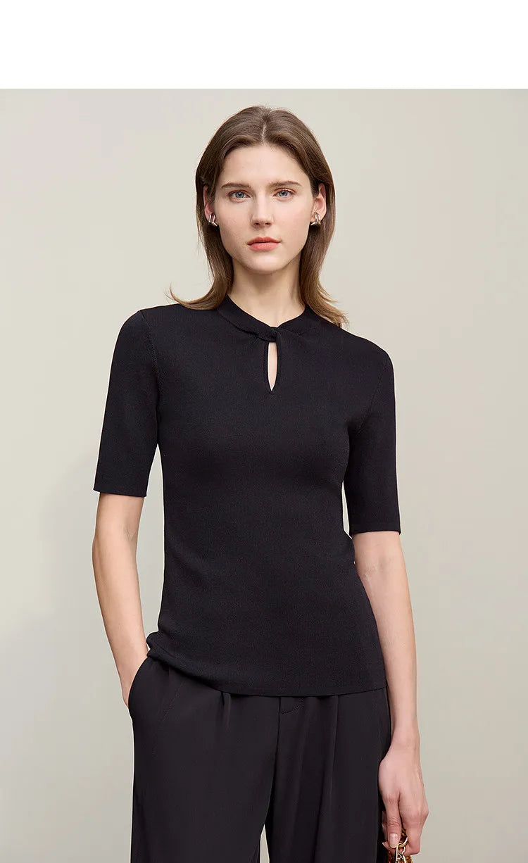 Schwarzes Strickshirt mit kurzen Ärmeln und Schlitzöffnung am Halsausschnitt