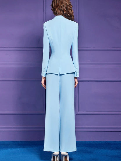 Elegantes Damenkleid mit quadratischem Ausschnitt, langen Ärmeln und Quasten-Details – figurbetont und mit Patchwork-Falten.