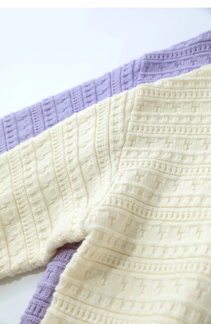 Gestrickter Damenpullover mit O-Ausschnitt, beiges und helllila Streifenmuster