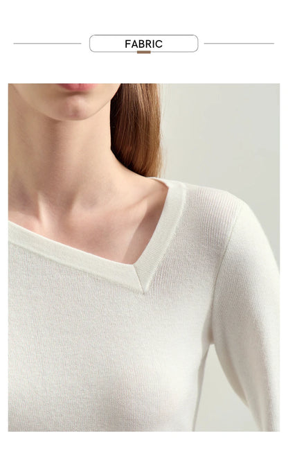 Damenpullover Off-White mit V-Ausschnitt und feinem Strick am Halsausschnitt