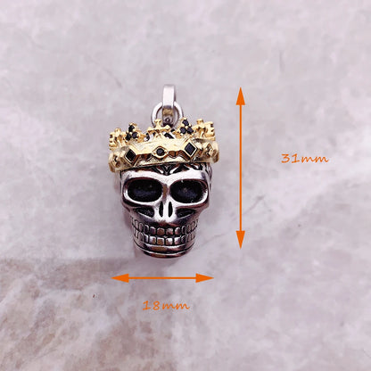Totenkopf-Anhänger in Silber mit goldener Krone, schwarzer Emaille, 31×18 mm