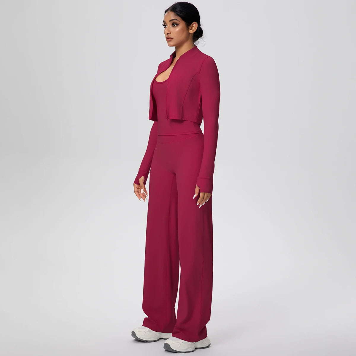 Rotes 3-teiliges Yoga-Lauf-Set in Seitenansicht: Trägertop, Jacke, weite Hose