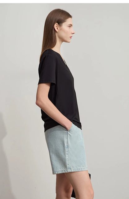 Damen Top im minimalistischen Sommerstil mit einfarbiger Buchstabenstickerei