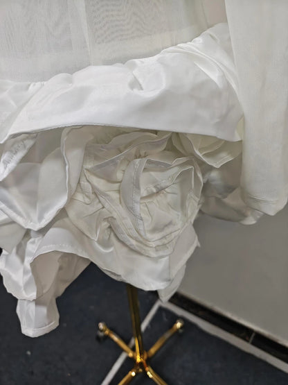 Elegantes Damen-Kleid mit Reverskragen, langen Ärmeln und Patchwork-Design – figurbetont und stilvoll.