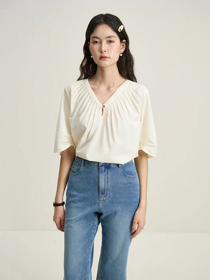 Elegantes Damen-T-Shirt in Weiß mit einzigartigem Design und vielseitigem Kragen – ideal für den Sommer.
