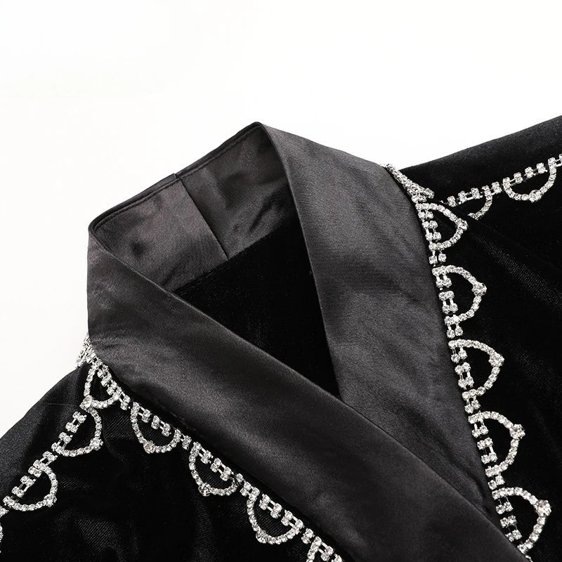 Elegantes Damenkleid mit quadratischem Ausschnitt, langen Ärmeln und Quasten-Details – figurbetont und mit Patchwork-Falten.