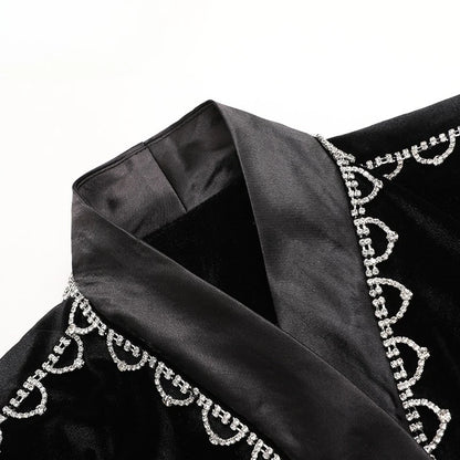 Elegantes Damenkleid mit quadratischem Ausschnitt, langen Ärmeln und Quasten-Details – figurbetont und mit Patchwork-Falten.