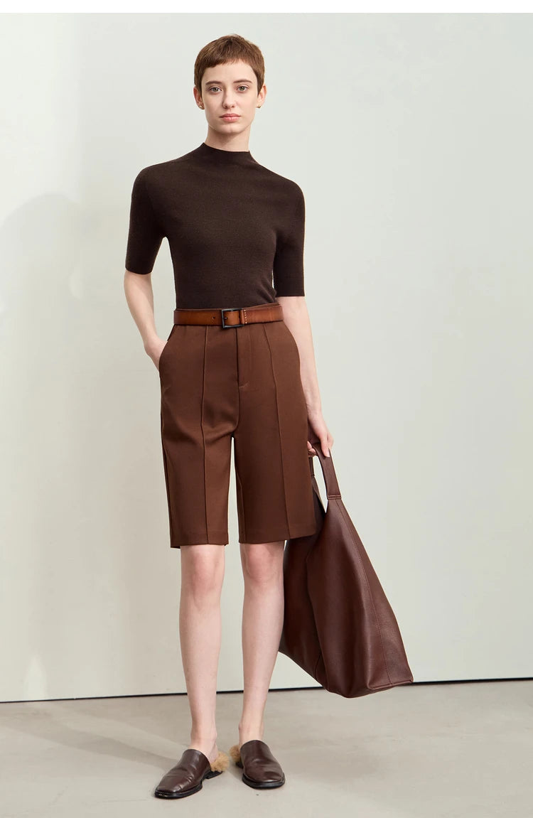 Amii Pullover mit halbem Rollkragen, dunkelbrauner Feinstrick, kurze Ärmel, Outfitansicht