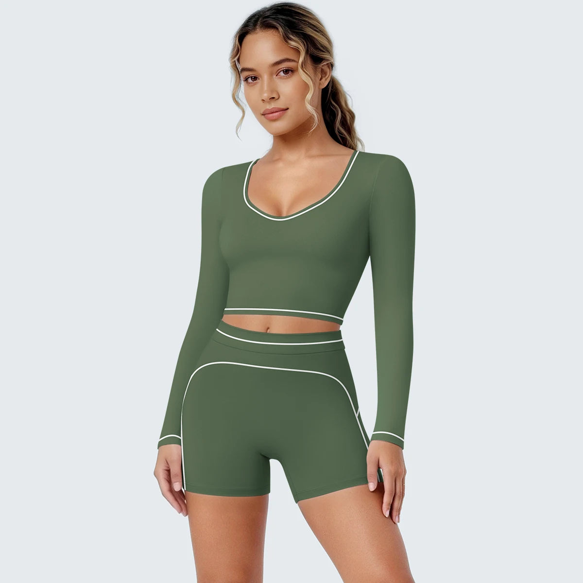 Yoga-Set Mossgrün mit langarmigem Crop-Top und Shorts, sportliche Kontrastpaspeln