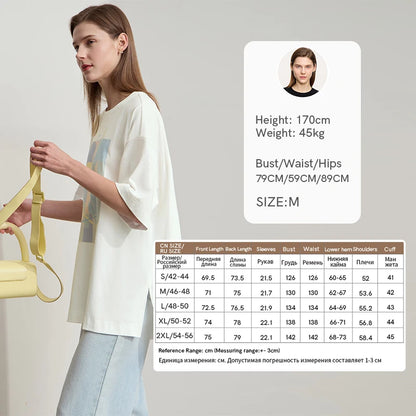 Damen T-Shirt im minimalistischen Design mit unregelmäßigem Schnitt und abstraktem Druck