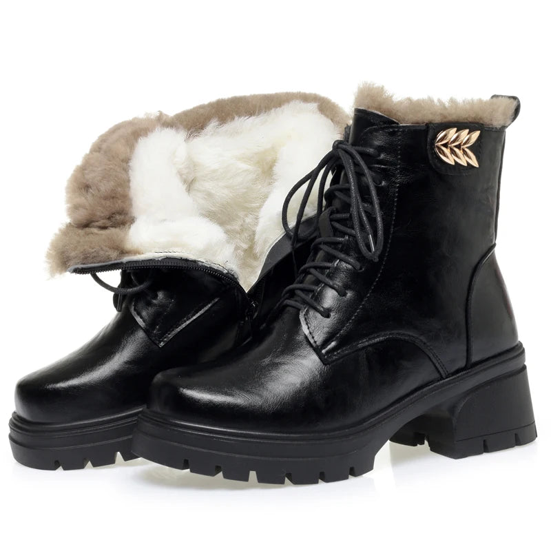 Schwarze Winter-Stiefeletten mit Fellrand, Schnürung und Profilsohle, Plateau-Blockabsatz