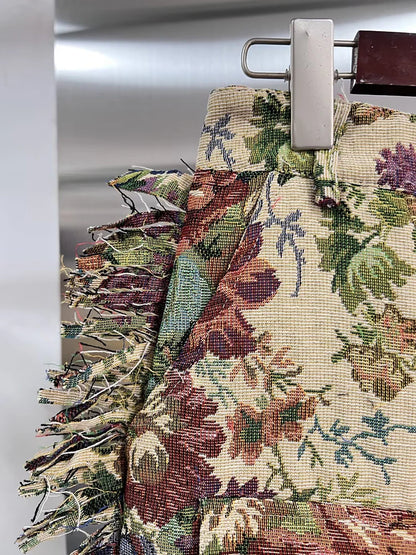 Elegantes Damenkleid mit Stehkragen und kurzen Ärmeln, bestickt und mit Spitzen-Patchwork – modisch und schick.