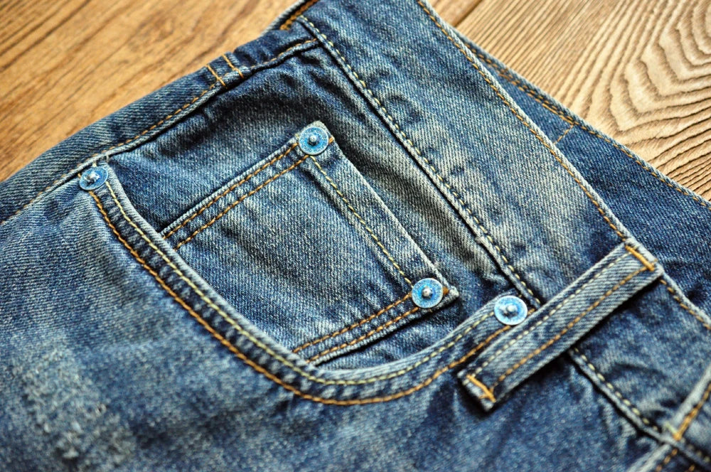 Männer Jeans im Vintage-Stil mit bestickten Patches und zerrissenen Details