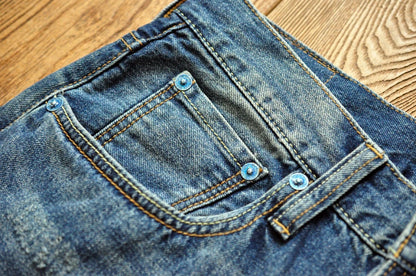 Männer Jeans im Vintage-Stil mit bestickten Patches und zerrissenen Details