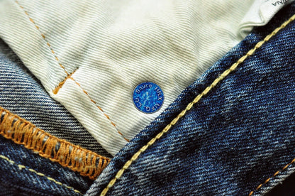 Männer Jeans im Vintage-Stil mit bestickten Patches und zerrissenen Details