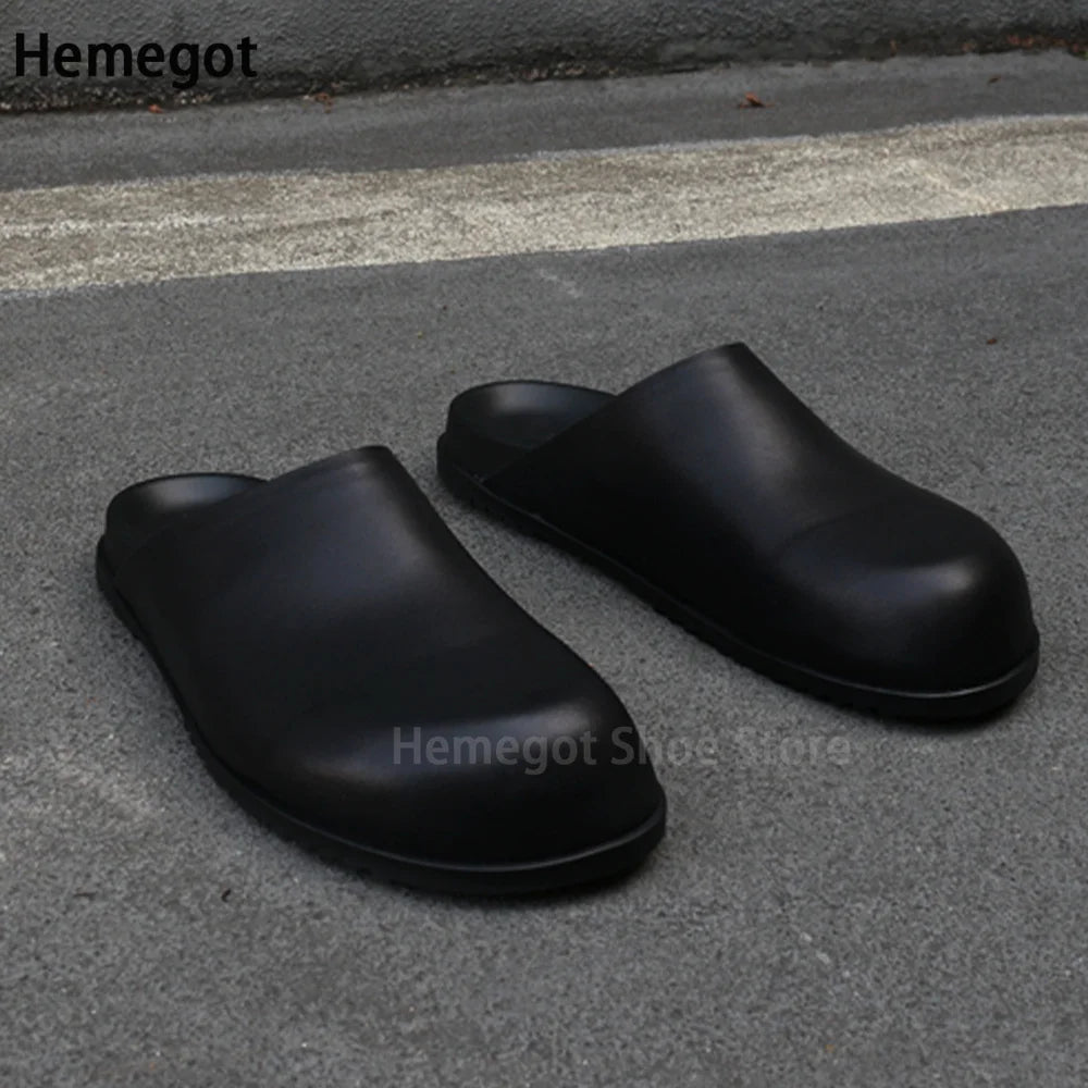 Schwarze Herren-Slipper mit rundem Zehenbereich und dicker Profilsohle, Slip-On