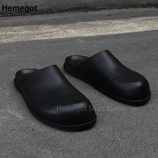 Schwarze Herren-Slipper mit rundem Zehenbereich und dicker Profilsohle, Slip-On