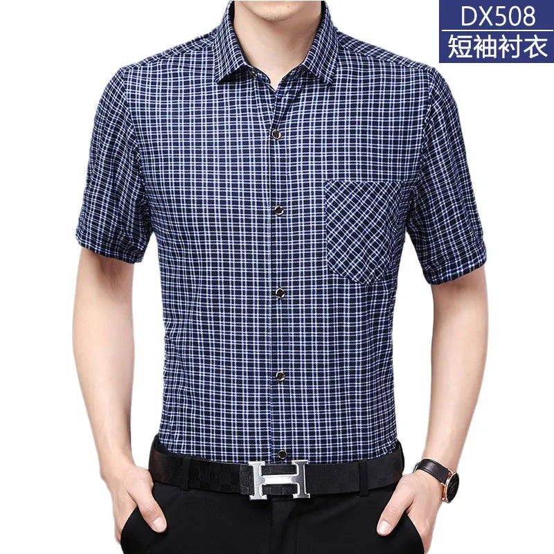 Leichtes Herren-Poloshirt aus Eisseide mit kurzen Ärmeln und klassischem Kragen in einfarbigem Design.