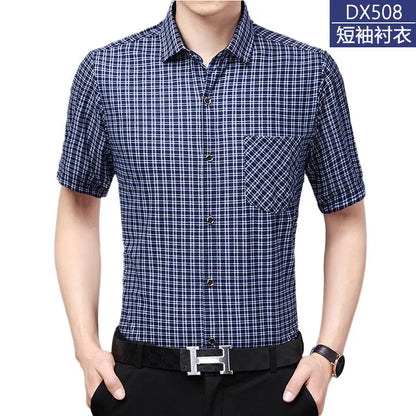 Leichtes Herren-Poloshirt aus Eisseide mit kurzen Ärmeln und klassischem Kragen in einfarbigem Design.