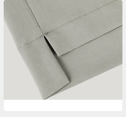 Eleganter Herrenanzug mit grauem Nadelstreifen, doppelreihigem Sakko, Weste und Hose – ideal für Hochzeit, Büro und festliche Anlässe.