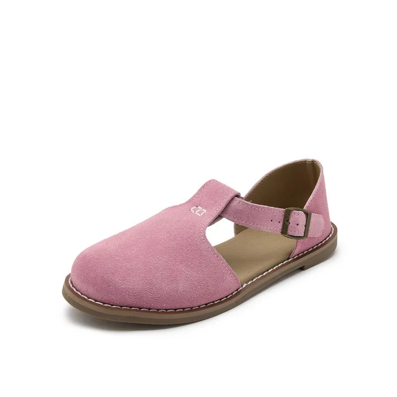 Rosa flache Leder-Sandalen mit Riemen und Schnalle, offene Zehenöffnung und brauner Rand
