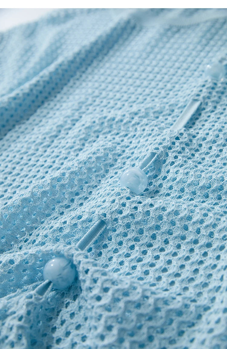 Hellblauer Strickpullover mit Lochmuster und Kordelzug-Perlen, Detailansicht der Oberfläche